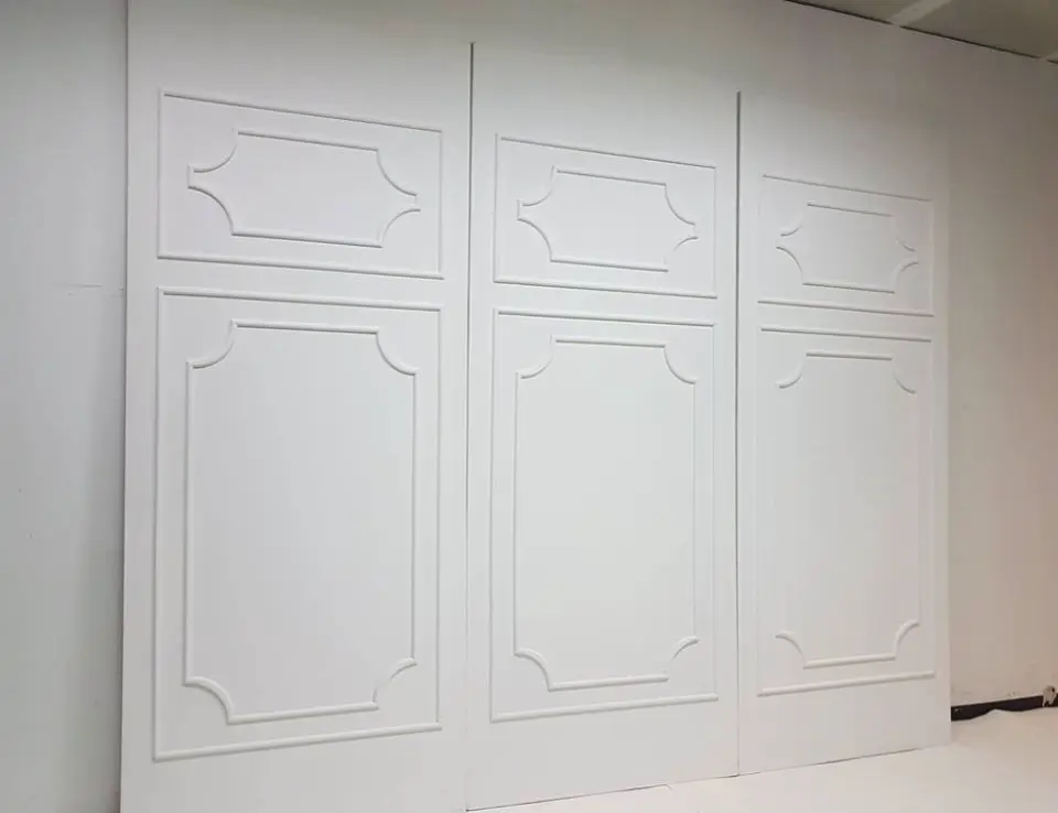 Biała, klasyczna ścianka dekoracyjna składająca się z trzech paneli z eleganckimi, ozdobnymi tłoczeniami w stylu paryskim. Minimalistyczny design sprawia, że stanowi idealne tło do aranżacji weselnych, sesji zdjęciowych lub innych uroczystości. Uniwersalne, jasne tło doskonale komponuje się z kwiatami, napisami neonowymi lub innymi dekoracjami eventowymi
